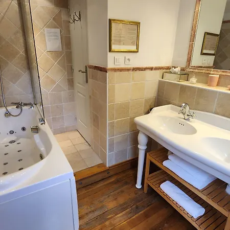 Chateau D'urbilhac Bed and breakfast
